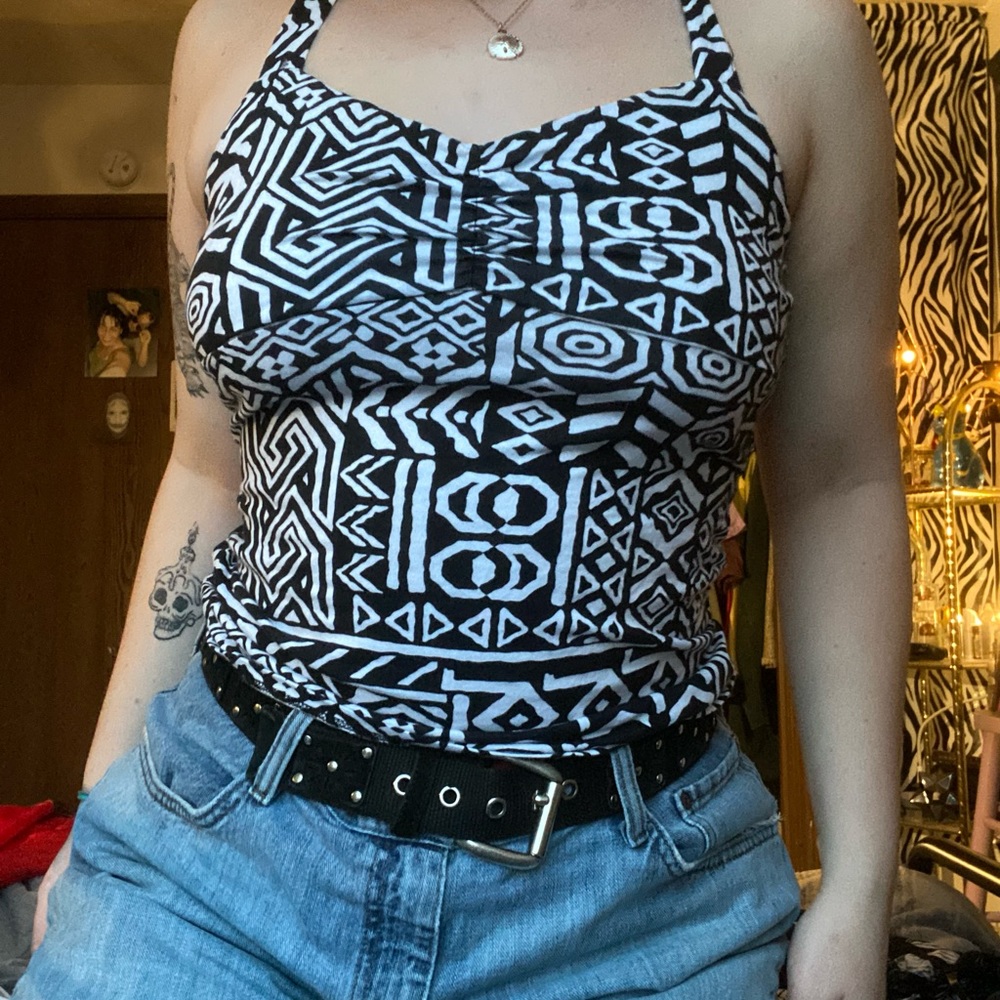 size large black and white patterned razor back vneck tank top